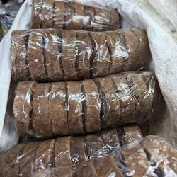 Getrockneter und geschnittener Kuhmist als Brennmittel.