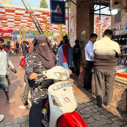 Die Vielzahl der Kopf- und Gesichtsbedeckungen ebenfalls.