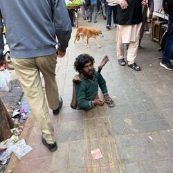Saß so auf dem Boden. Unvorstellbar so zu leben. Aber lebt! Und das anscheinend schon ein paar Jahre