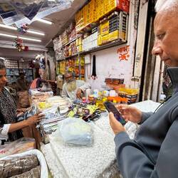 Genau das macht Laresch. Offline gekauft, online bezahlt. In einem Markt aus 1001 Nacht.