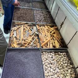 Gewürzkasten zum Lernen. Zimt, div. Pfefferarten, Nelken, Anis.