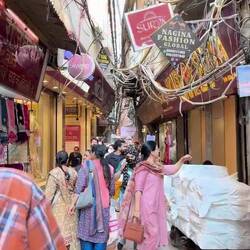 Auf der Fahrt mit dem "Mann ohne Namen" durch die Hochzeitsgasse.