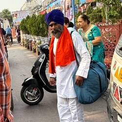 Frisch vom Fitnessstudio, das Schweißtuch noch um den Hals. Wahrscheinlich im "Fit-for-Nagelbett".