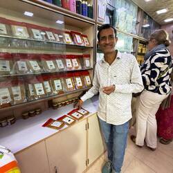 Tatsächlich hat Alfons Schubeck bei ihm hier für seine Gewürzmischungen eingekauft.