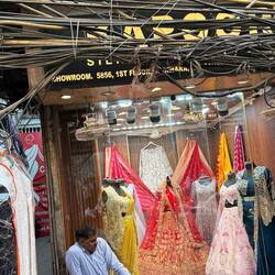 In all diesem Durcheinander, Gedränge und auch Dreck, solche Kleider!