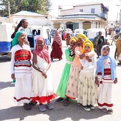 Mädels in traditioneller Kleidung