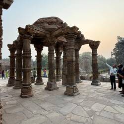 ...das sind noch Reste des ehemaligen Hindutempels.