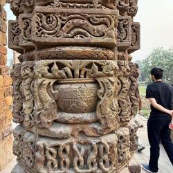 Fantastische gearbeitete Säulen.