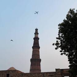 Neuzeit überfliegt Alte Zeit.