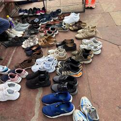 Ein Schuhgeschäft? Weit gefehlt! Der Eingang zu einer Jama Mesgd Mosche.