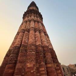 Qutub Minar! Größter Ziegelstein Turm der Welt. Im Jahr 1192 gebaut und 72 m hoch.