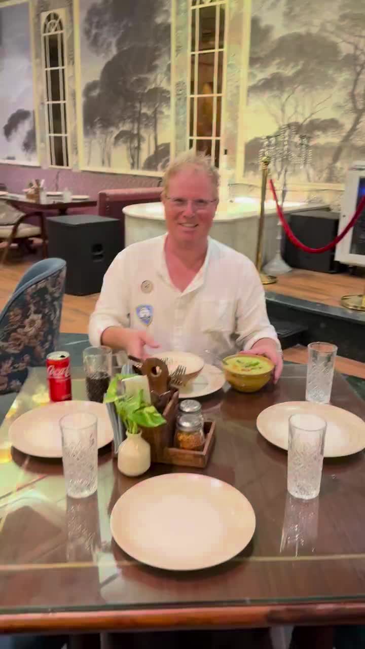 Der Kellner hatte so eine Freude am Schwarzwälder, dass er unbedingt ein Video machen musste.