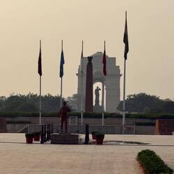 ...sondern DER Gedächtnisort für die Inder, an dem der 70.000 Inder gedacht wird...