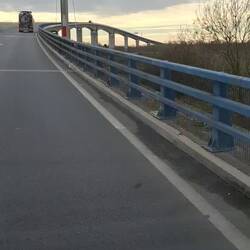 Fahrt über die Brücke