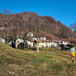 Vorbei am Tessiner Weiler Condra...