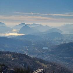 Luganersee und Lago Maggiore im Mittagslicht.