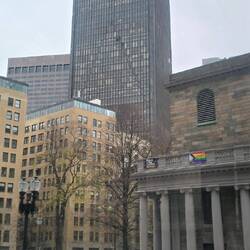 Man beachte die Mitte des Hochhauses