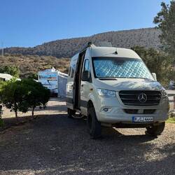 Netter Stellplatz erwischt - neben einer jungen Familie aus Konstanz, die seit 1 Jahr unterwegs sind