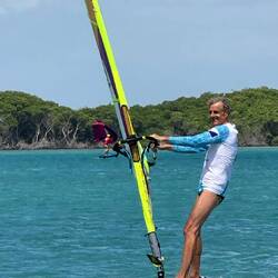 Lutz verbesserte sein Können beim Windsurfen
