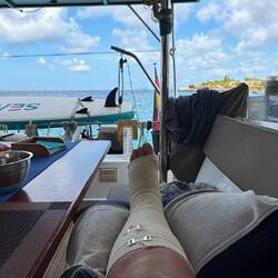 das verletzte Bein wickeln und hochlagern