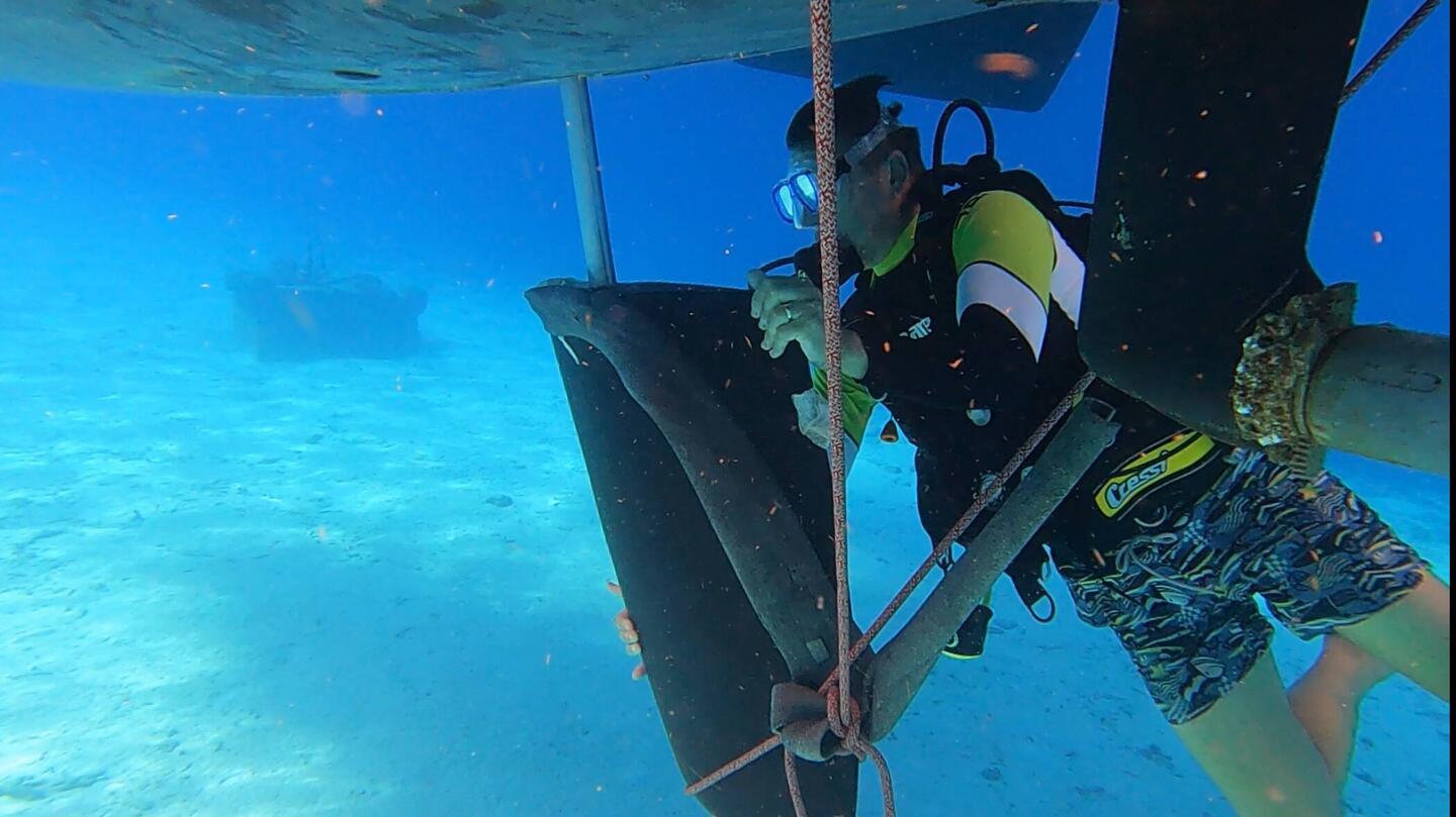 Uwe beim Einführen des reparierten Ruders von unten