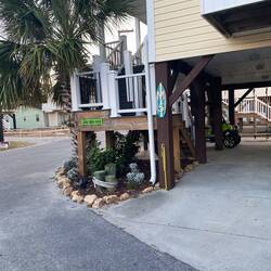 So sehen die "Ferienhäuser" hier in Ocean Lakes aus; unten FZG parken und oben Wohnraum