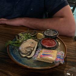 Sascha wollte unbedingt seine erste Auster (roh) probieren...