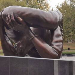 Eine moderne Plastik zu Ehren von Martin Luther King, welcher an der Boston University promovierte.