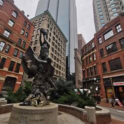 Mitten in der Stadt ein Denkmal für den Ungarn-Aufstand 1956 - warum auch immer das hierher kam...