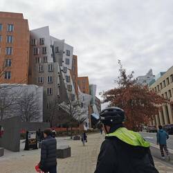 Diese schrägen Gebäude gehören schon zum MIT, welches kein so abgegrenzter Bereich ist.