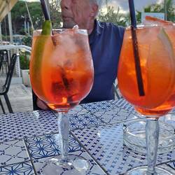 Der Ätna im Hintergrund hüllt sich in Wolken