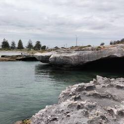 Black Fellow Cave, verhaal: Engelsen dreven Aboriginals hier in, bij hoog tij verdronken ze