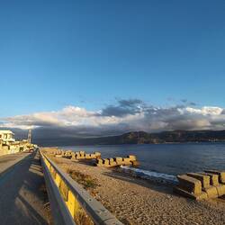 Sozusagen zwischen "Skylla und Charibdis" bzw zwischen Scilla und Ganzirri