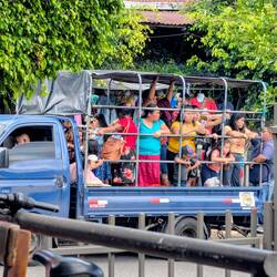 Kein Gefangentransport, sondern, öffentliches Transportmittel. Da musst fit bleiben