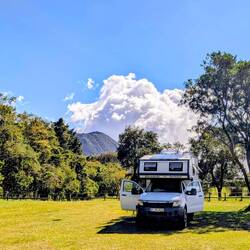 Hinten spitzt der Volcán de Izalco raus. Übernachtung bei Vulcàn Santa Ana