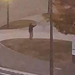 Blick aus dem Fenster im Morgengrauen: ein Mann bei der Morgengymnastik an der Kreuzung