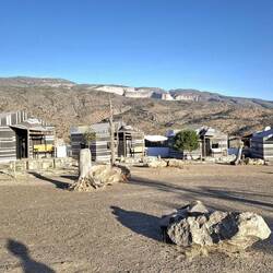 Einfache, aber geschmackvolle Unterkünfte und ein Speiseraum. That's it. 😉