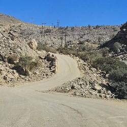 Einige Kilometer ging es über staubige Schotterpiste