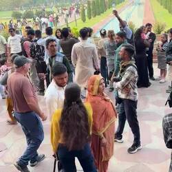 Einer der globalen "Selfie-Hotspots" dieser Welt. Es ist auch sehr fotogen das Taj Mahal.