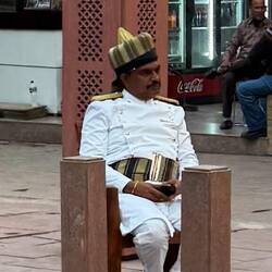 Echt oder verkleidet? Ich sag mal echt! Ein Türsteher in Vorbereitung auf den Abend.