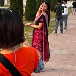 Es wird drapiert, frisiert, gelächelt und gepost was die Kameras hergeben.