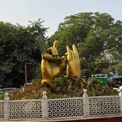 Agra = Stadt des Krishna, dessen Symbol die Flöte ist. Krishna steht für: Liebe, Liebe, Liebe.