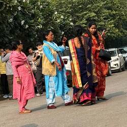 Hach ist das schön! Alle die Farben, die schönen Saris.