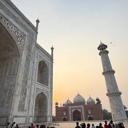 Erst abends kann man die Sonne erkennen. Den ganzen Tag liegt Dunstschleier wie Nebel über dem Land.