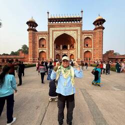 Toller Mann! ...äääh, Quatsch! Nur ein Touri der sich ins Bild zwängt. Eingangstor Taj Mahal