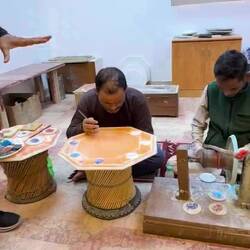 In die "Fänge" dieses Herren! Eine Werkstatt für Steinintarsien.