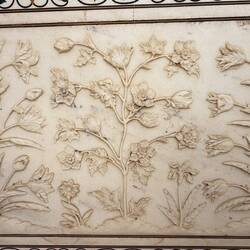 Marmorreliefs vom Feinsten. Über 20.000 Arbeiter arbeiteten 20 Jahre am Taj Mahal.