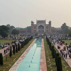 Blick vom Taj Mahal auf das Eingangstor.