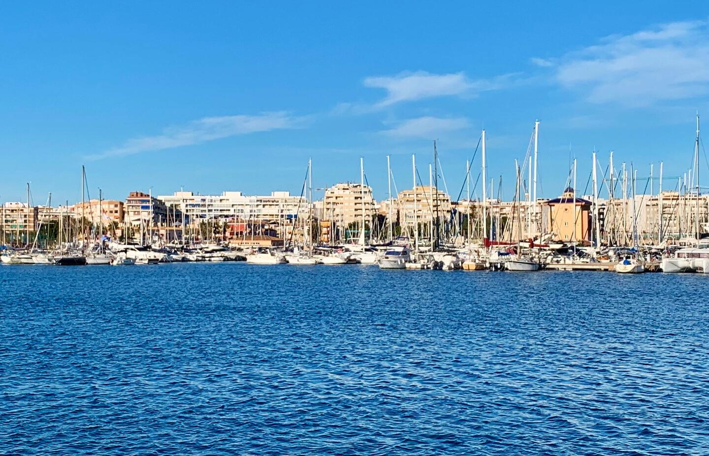Der Anker fällt im großen Vorhafen der Marina