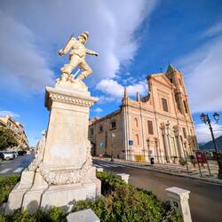 Monumento Giuseppe La Masa und Duomo di St Nicola